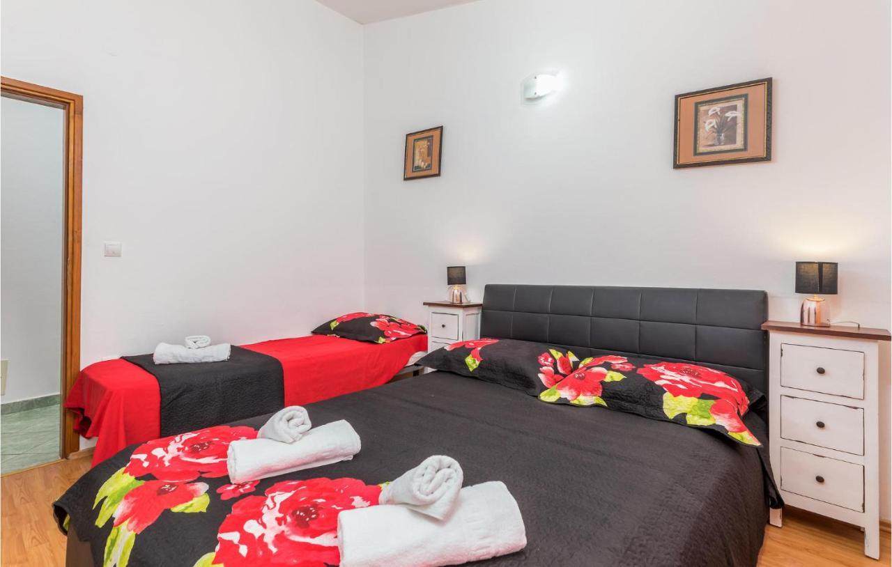 Apartment 1 Bedroom Awesome In Pula