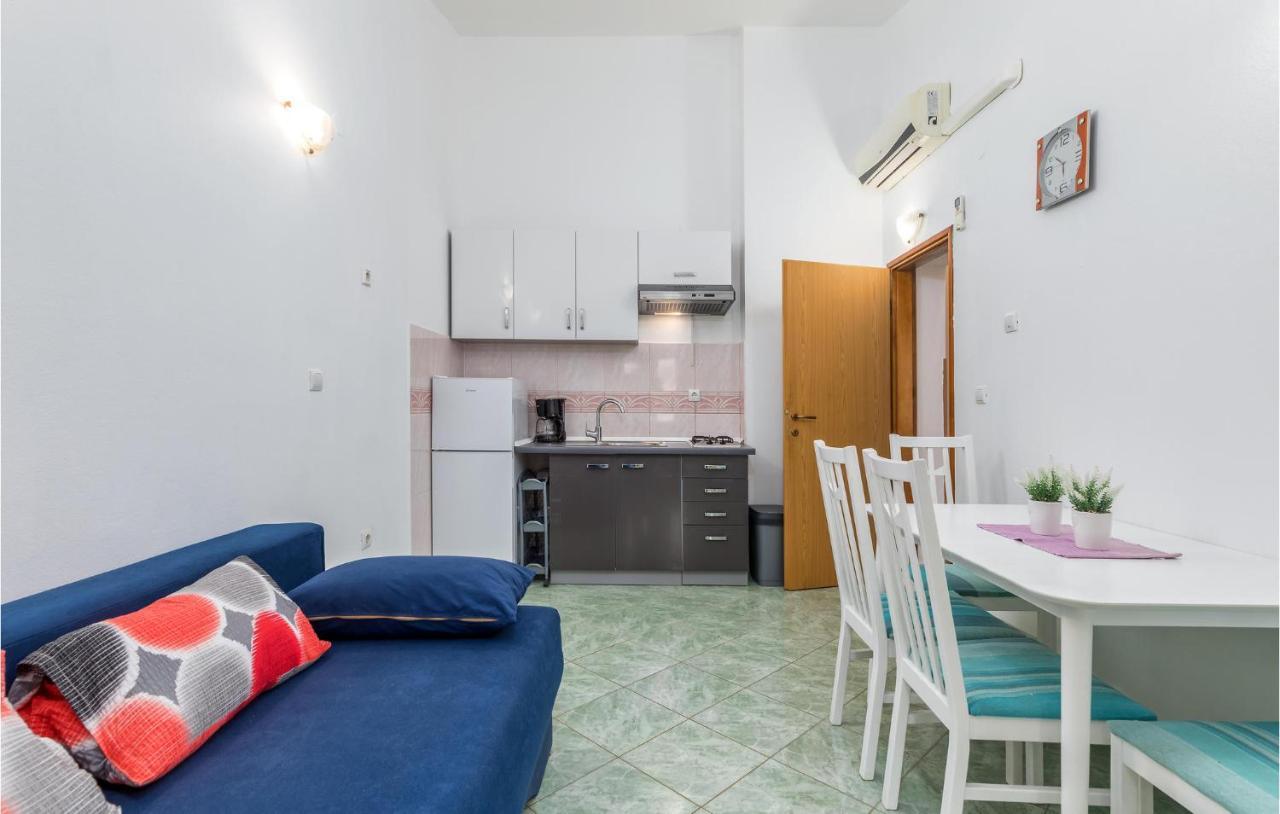 Apartment 1 Bedroom Awesome In *